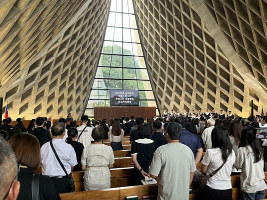 東海大學為不幸於車禍中喪生的會計系林姓女學生,在路思義教堂舉辦追思會。 圖:實習記者張博森/攝 東海大學為不幸於車禍中喪生的會計系林姓女學生,在路思義教堂舉辦追思會。 圖:實習記者張博森/攝