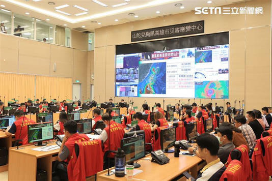 陳其邁與各區公所進行視訊,關心防颱措施整備情形,同時與賴清德總統進行視訊會議。(圖/翻攝畫面) 陳其邁與各區公所進行視訊,關心防颱措施整備情形,同時與賴清德總統進行視訊會議。(圖/翻攝畫面)