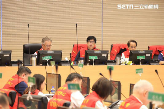 陳其邁與各區公所進行視訊,關心防颱措施整備情形,同時與賴清德總統進行視訊會議。(圖/翻攝畫面) 陳其邁與各區公所進行視訊,關心防颱措施整備情形,同時與賴清德總統進行視訊會議。(圖/翻攝畫面)