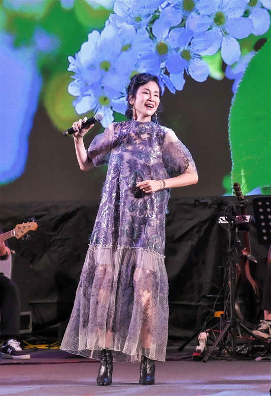 葉歡以一襲薄紗小禮服現身舞台,凍齡狀態讓人看了讚嘆不已。(圖/瑞揚創意提供) 葉歡以一襲薄紗小禮服現身舞台,凍齡狀態讓人看了讚嘆不已。(圖/瑞揚創意提供)