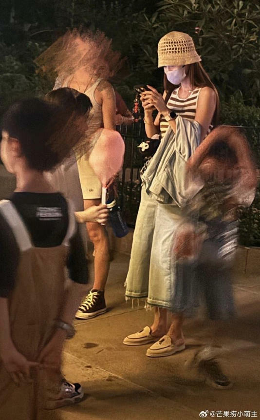 Angelababy(右)曾帶兒子去迪士尼。(圖/翻攝自微博「芒果撈小萌主」) Angelababy(右)曾帶兒子去迪士尼。(圖/翻攝自微博「芒果撈小萌主」)