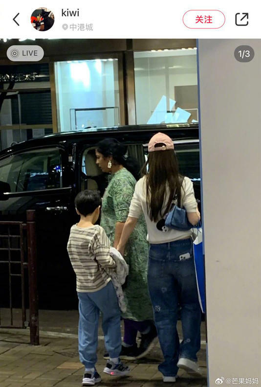 Angelababy(右)帶兒子小海綿要搭保母車離開(圖/翻攝芒果媽媽微博) Angelababy(右)帶兒子小海綿要搭保母車離開(圖/翻攝芒果媽媽微博)