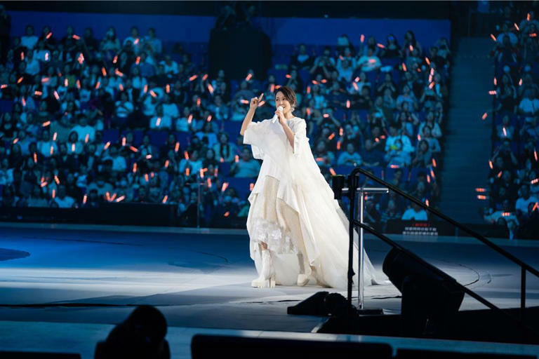 劉若英上海《飛行日》演唱會換上「波光粼粼新裝」與巨型飛天鯨魚遨遊海底樂園。(相信音樂提供) 劉若英上海《飛行日》演唱會換上「波光粼粼新裝」與巨型飛天鯨魚遨遊海底樂園。(相信音樂提供)