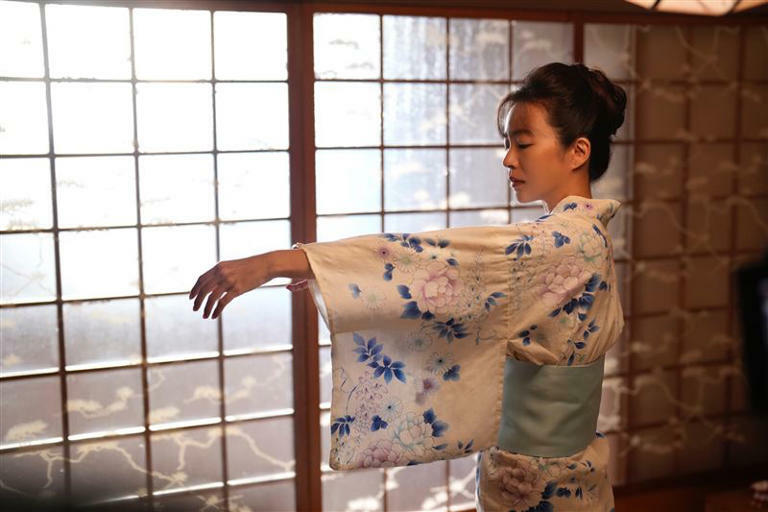 高宇蓁為了穿上和服的優雅身段,特別跟肢體老師學習儀態。(圖/后花園影像製作提供) 高宇蓁為了穿上和服的優雅身段,特別跟肢體老師學習儀態。(圖/后花園影像製作提供)