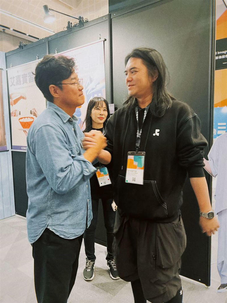 羅暎錫(左)和泰坦星CEO、製作人B2(右)交換製作節目心得。(圖/泰坦星文創提供) 羅暎錫(左)和泰坦星CEO、製作人B2(右)交換製作節目心得。(圖/泰坦星文創提供)