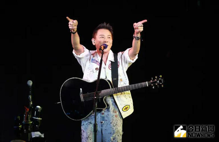 ▲陶喆睽違10年再攻蛋,現場金曲連發,包括〈普通朋友〉、〈流沙〉等歌,讓現場嗨爆,老婆在演唱會前說想聽〈似曾相識〉,陶喆今天也真的唱了,2人悄悄放閃。(圖/記者吳翊緁攝) ▲陶喆睽違10年再攻蛋,現場金曲連發,包括〈普通朋友〉、〈流沙〉等歌,讓現場嗨爆,老婆在演唱會前說想聽〈似曾相識〉,陶喆今天也真的唱了,2人悄悄放閃。(圖/記者吳翊緁攝)