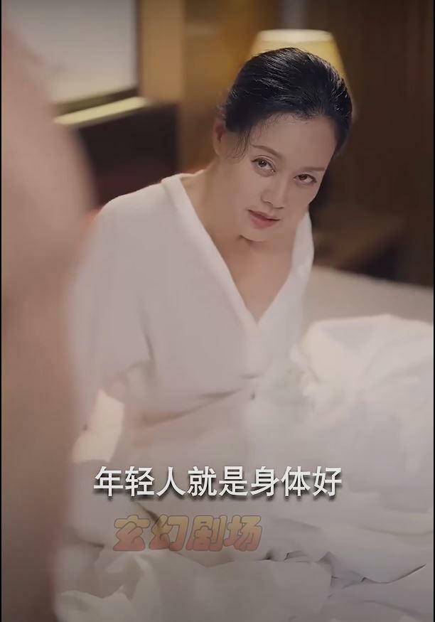 《保潔老媽無極歸來》女主角設定45歲,與27歲鮮肉霸總一夜情後戀愛。(圖/翻攝自YouTube) 《保潔老媽無極歸來》女主角設定45歲,與27歲鮮肉霸總一夜情後戀愛。(圖/翻攝自YouTube)
