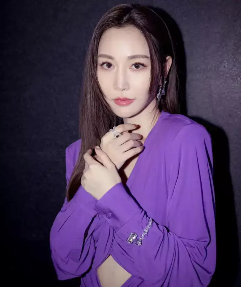 ▲曾莞婷飾演的「潘茵茵」是一名不服老的美魔女女星。(圖/曾莞婷臉書) ▲曾莞婷飾演的「潘茵茵」是一名不服老的美魔女女星。(圖/曾莞婷臉書)