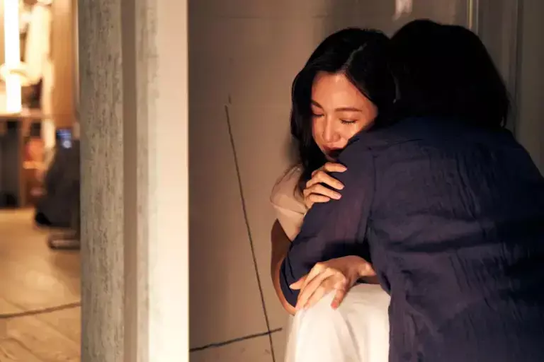 ▲曾莞婷(左)在《影后》中的精采表現讓人印象深刻,她拍完最後一幕哭戲甚至抱著導演嚴藝文(右)痛哭。(圖/曾莞婷臉書) ▲曾莞婷(左)在《影后》中的精采表現讓人印象深刻,她拍完最後一幕哭戲甚至抱著導演嚴藝文(右)痛哭。(圖/曾莞婷臉書)