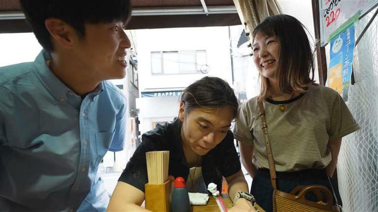 Tommy(左起)越過Ryu直接眼神帶笑望向Yuma。(圖/翻攝自TommyTommy Japan YT) Tommy(左起)越過Ryu直接眼神帶笑望向Yuma。(圖/翻攝自TommyTommy Japan YT)