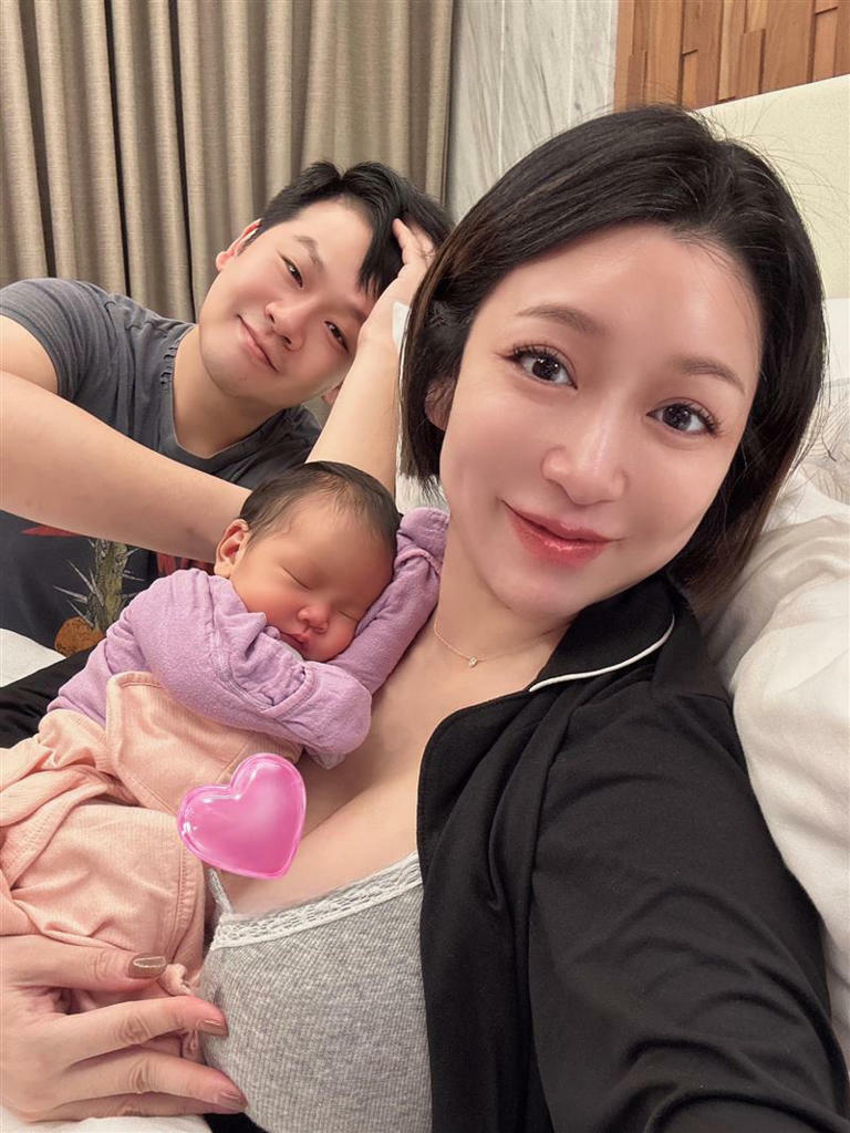 林可唯(右)形容當媽後有「一萬種擔心」,後為老公李崗霖。(圖/翻攝自林可唯臉書) 林可唯(右)形容當媽後有「一萬種擔心」,後為老公李崗霖。(圖/翻攝自林可唯臉書)
