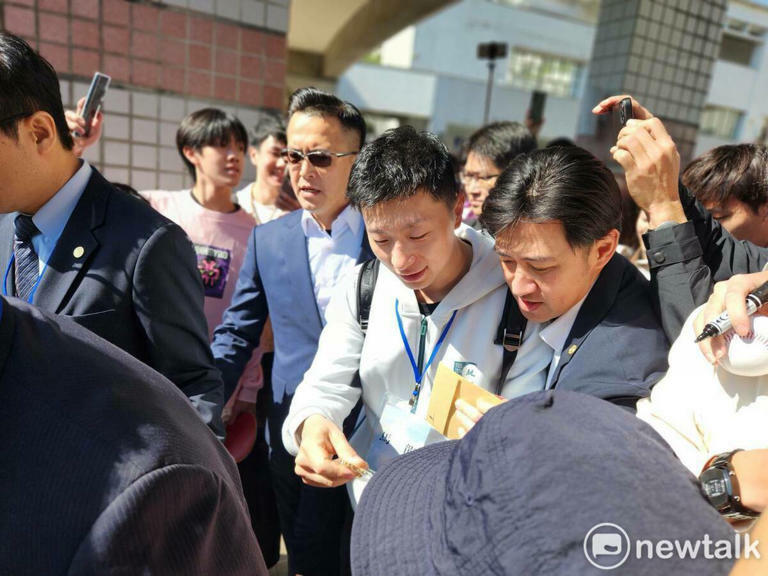 奧運桌球金牌選手馬龍展現高人氣,所到之處都有許多粉絲爭睹。 圖:黃建豪/攝 奧運桌球金牌選手馬龍展現高人氣,所到之處都有許多粉絲爭睹。 圖:黃建豪/攝