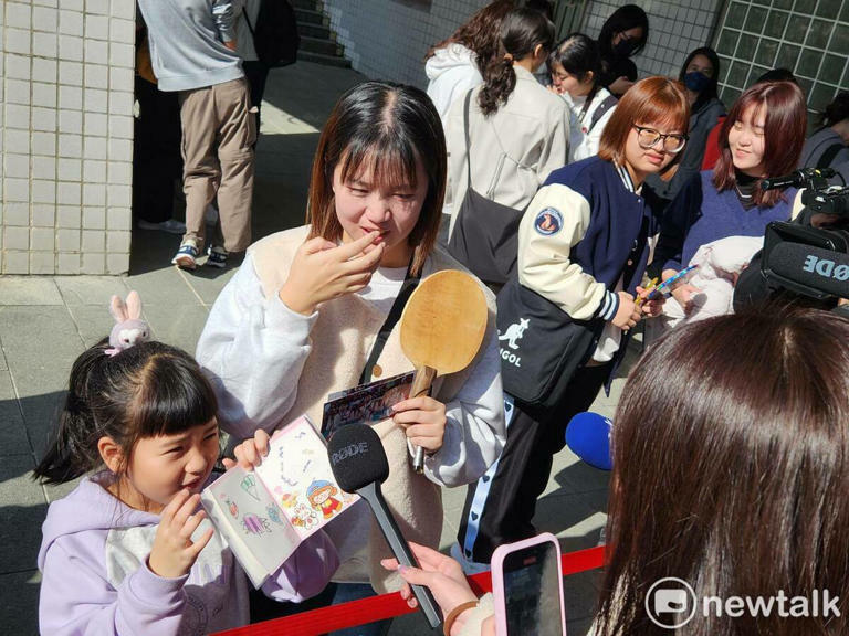 小女孩一早就跟著媽媽到陽明交通大學排隊等候。 圖:黃建豪/攝 小女孩一早就跟著媽媽到陽明交通大學排隊等候。 圖:黃建豪/攝