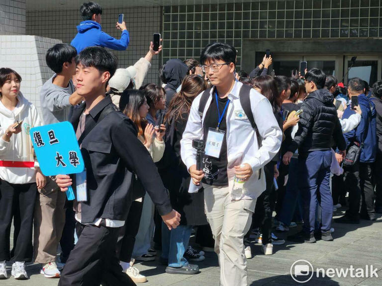 陸生團學生離開時,現場民眾熱情道別。 圖:黃建豪/攝 陸生團學生離開時,現場民眾熱情道別。 圖:黃建豪/攝