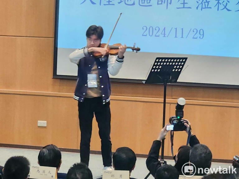李澤森與陽明交通大學同學以小提琴演奏進行交流。 圖:黃建豪/攝 李澤森與陽明交通大學同學以小提琴演奏進行交流。 圖:黃建豪/攝