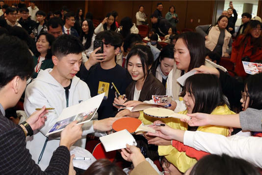 大陸桌球名將馬龍(左,白衣者)近日跟隨陸生團訪台,29日前往文化大學進行交流,並與我國退役桌球名將蔣澎龍與巴黎奧運國手陳思羽切磋球技,上演奧運層級的交流賽。散場後離去前一堆學生湧上去索取簽名。(鄧博仁攝) 大陸桌球名將馬龍(左,白衣者)近日跟隨陸生團訪台,29日前往文化大學進行交流,並與我國退役桌球名將蔣澎龍與巴黎奧運國手陳思羽切磋球技,上演奧運層級的交流賽。散場後離去前一堆學生湧上去索取簽名。(鄧博仁攝)