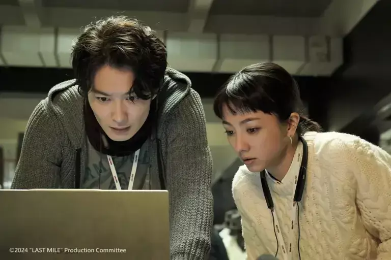 ▲岡田將生(左)、滿島光主演的電影《LAST MILE:全面引爆》(最後的里程),配角們都是日本影視圈大咖,包含《法醫女王》石原聰美、《MIU404》綾野剛、星野源等人,堪稱「日版復仇者聯盟」。(圖/車庫娛樂) ▲岡田將生(左)、滿島光主演的電影《LAST MILE:全面引爆》(最後的里程),配角們都是日本影視圈大咖,包含《法醫女王》石原聰美、《MIU404》綾野剛、星野源等人,堪稱「日版復仇者聯盟」。(圖/車庫娛樂)