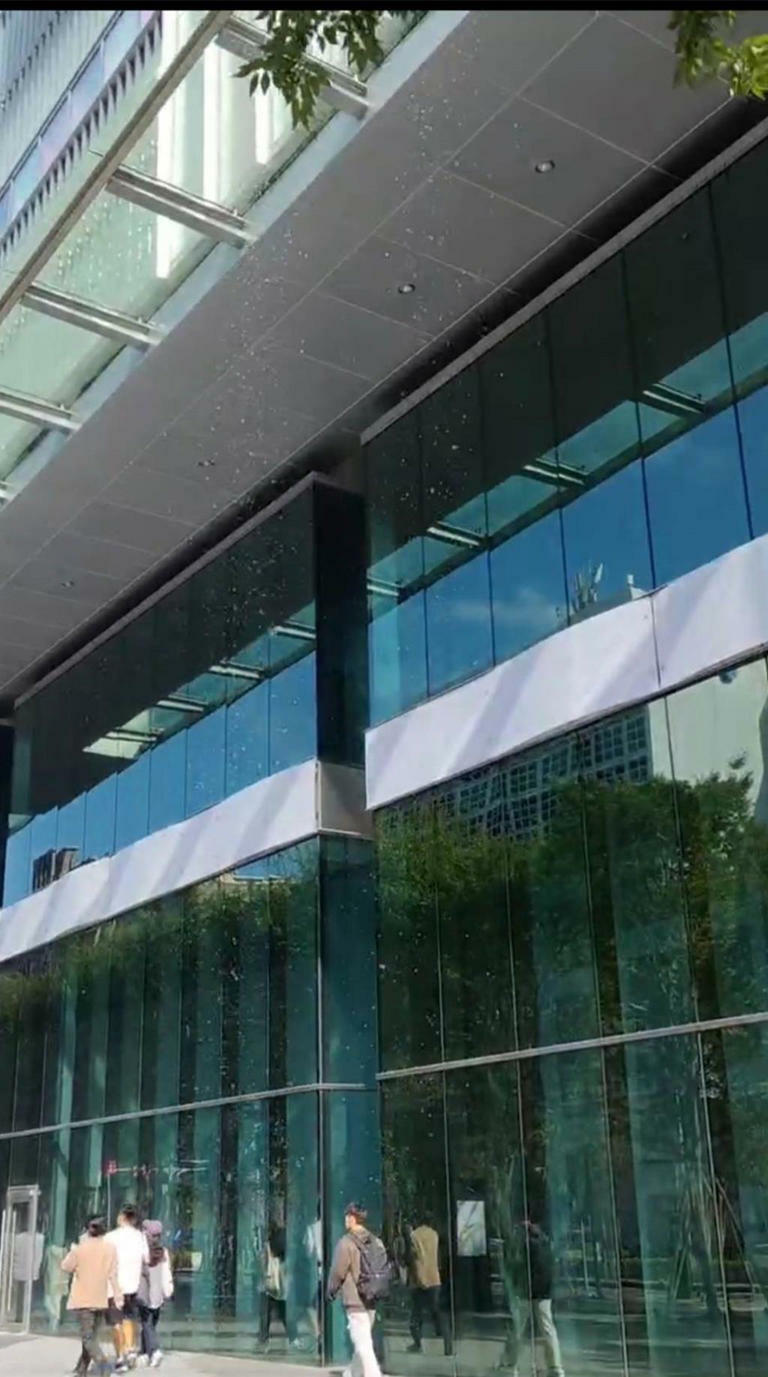 台北市議員曾獻瑩6日表示,大巨蛋靠近光復南路一側卻多處正在漏水,要求北市體育局盡快查明原因。體育局回應,已請遠雄對外說明。(台北市議員曾獻瑩辦公室提供) 台北市議員曾獻瑩6日表示,大巨蛋靠近光復南路一側卻多處正在漏水,要求北市體育局盡快查明原因。體育局回應,已請遠雄對外說明。(台北市議員曾獻瑩辦公室提供)