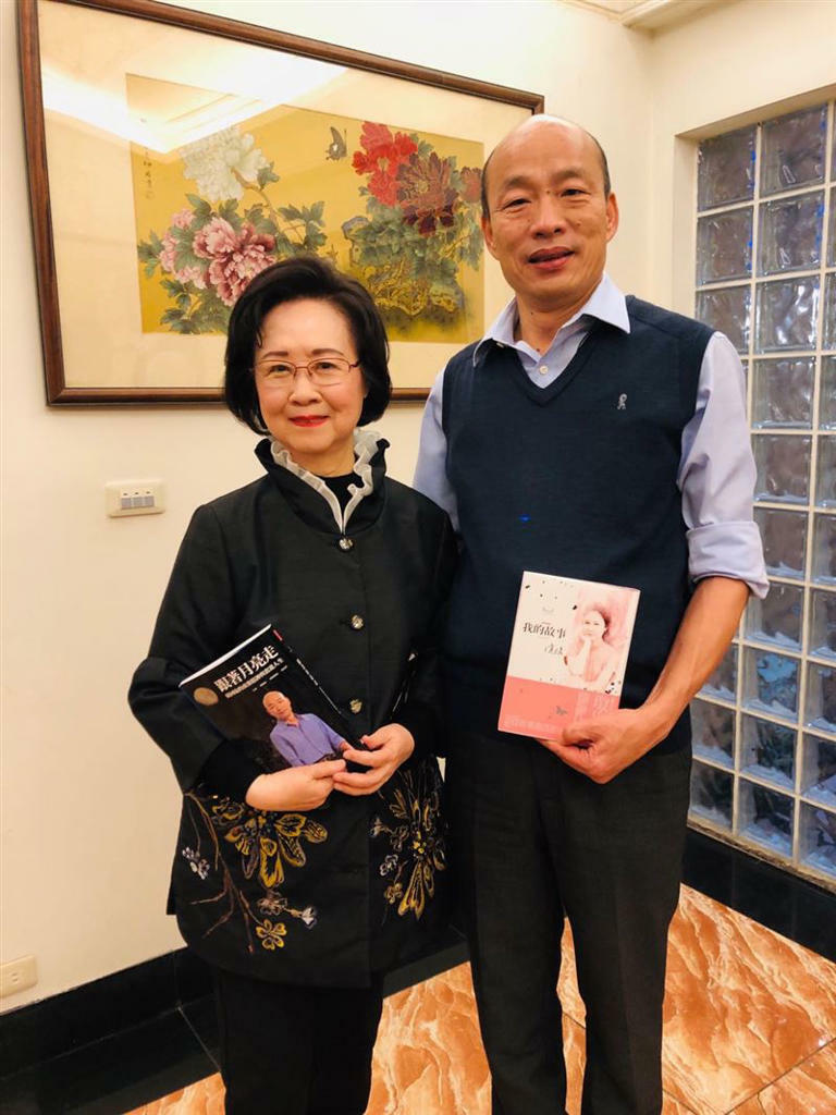 韓國瑜與瓊瑤交情不錯,瓊瑤說自己是韓粉。(圖/翻攝自韓國瑜臉書) 韓國瑜與瓊瑤交情不錯,瓊瑤說自己是韓粉。(圖/翻攝自韓國瑜臉書)