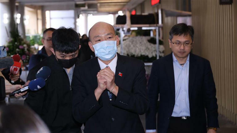 韓國瑜拱手致意,向大家問「早」。(圖/記者鄭孟晃攝影) 韓國瑜拱手致意,向大家問「早」。(圖/記者鄭孟晃攝影)