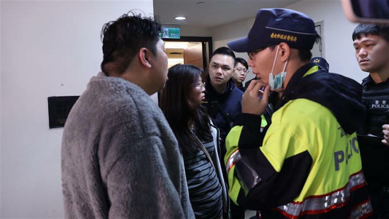 警方到場後,統神老婆003立即稱要提告。(圖/記者鄭孟晃攝影) 警方到場後,統神老婆003立即稱要提告。(圖/記者鄭孟晃攝影)