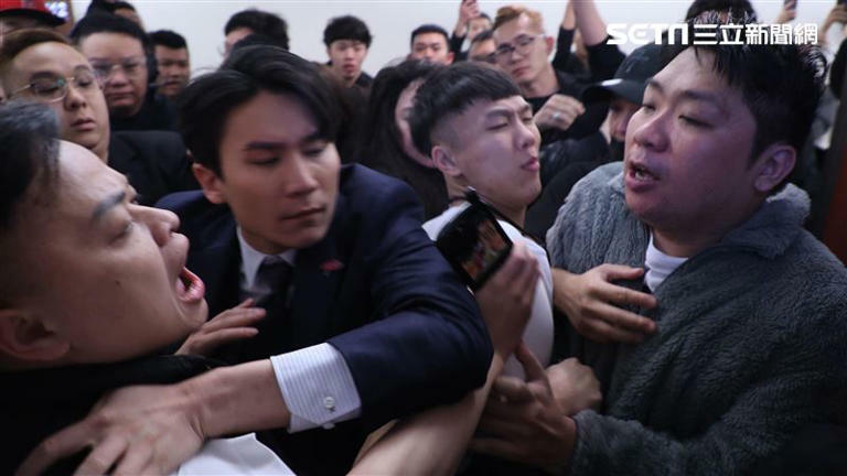 蹦闆友人與統神爆發肢體衝突。(圖/記者鄭孟晃攝影) 蹦闆友人與統神爆發肢體衝突。(圖/記者鄭孟晃攝影)