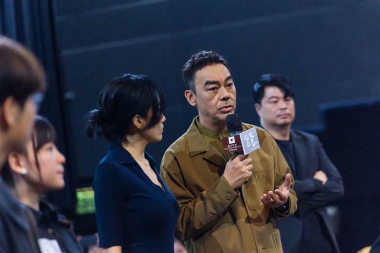 劉青雲(右二)、谷祖琳、導演翁子光等人到戲院分享拍攝電影《爸爸》心情。(圖/甲上提供) 劉青雲(右二)、谷祖琳、導演翁子光等人到戲院分享拍攝電影《爸爸》心情。(圖/甲上提供)