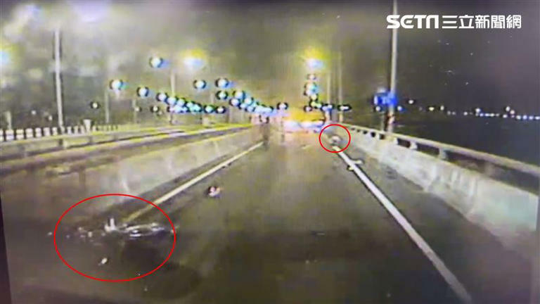陳男機車撞成廢鐵,人噴飛至少70公尺外,當場失去呼吸心跳。(圖/翻攝畫面) 陳男機車撞成廢鐵,人噴飛至少70公尺外,當場失去呼吸心跳。(圖/翻攝畫面)