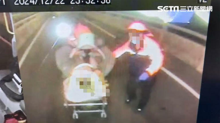 陳男機車撞成廢鐵,人噴飛至少70公尺外,當場失去呼吸心跳。(圖/翻攝畫面) 陳男機車撞成廢鐵,人噴飛至少70公尺外,當場失去呼吸心跳。(圖/翻攝畫面)