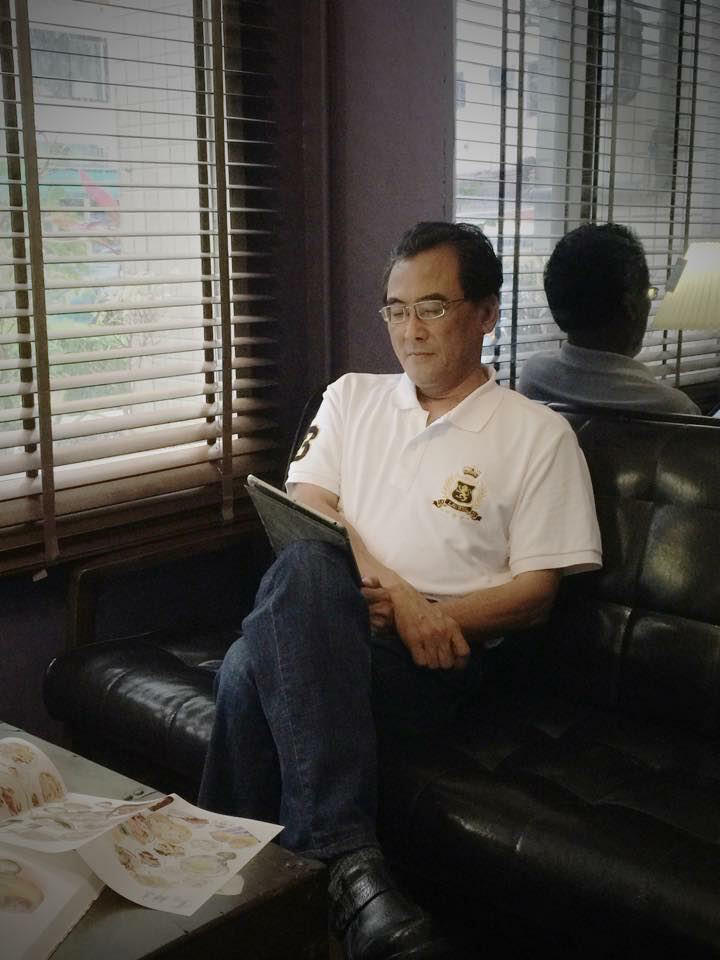 魚夫是首名將故總統蔣經國畫入政治漫畫的創作者,解嚴前也曾秘密為鄭南榕刊物繪製漫畫。(圖/翻攝自魚夫臉書) 魚夫是首名將故總統蔣經國畫入政治漫畫的創作者,解嚴前也曾秘密為鄭南榕刊物繪製漫畫。(圖/翻攝自魚夫臉書)