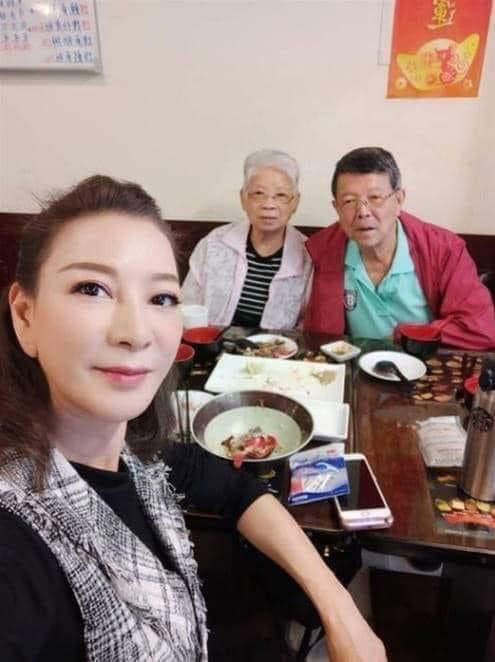 阿西(右)是楊繡惠(左)父親。(圖/翻攝自臉書) 阿西(右)是楊繡惠(左)父親。(圖/翻攝自臉書)