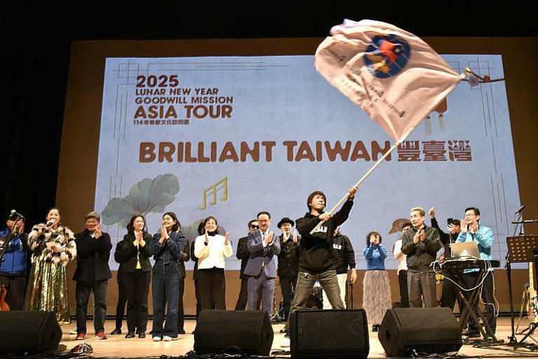 阮昭雄授旗給這虎音樂有限公司負責人兼團長趙家駒,預祝巡演順利 阮昭雄授旗給這虎音樂有限公司負責人兼團長趙家駒,預祝巡演順利