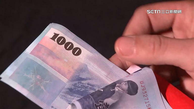 一名丈夫透露,今年共領取16萬元年終獎金,沒想到卻遭妻子拿走了15.8萬元,自己只剩下2000元能夠使用。(圖/三立新聞台提供) 一名丈夫透露,今年共領取16萬元年終獎金,沒想到卻遭妻子拿走了15.8萬元,自己只剩下2000元能夠使用。(圖/三立新聞台提供)
