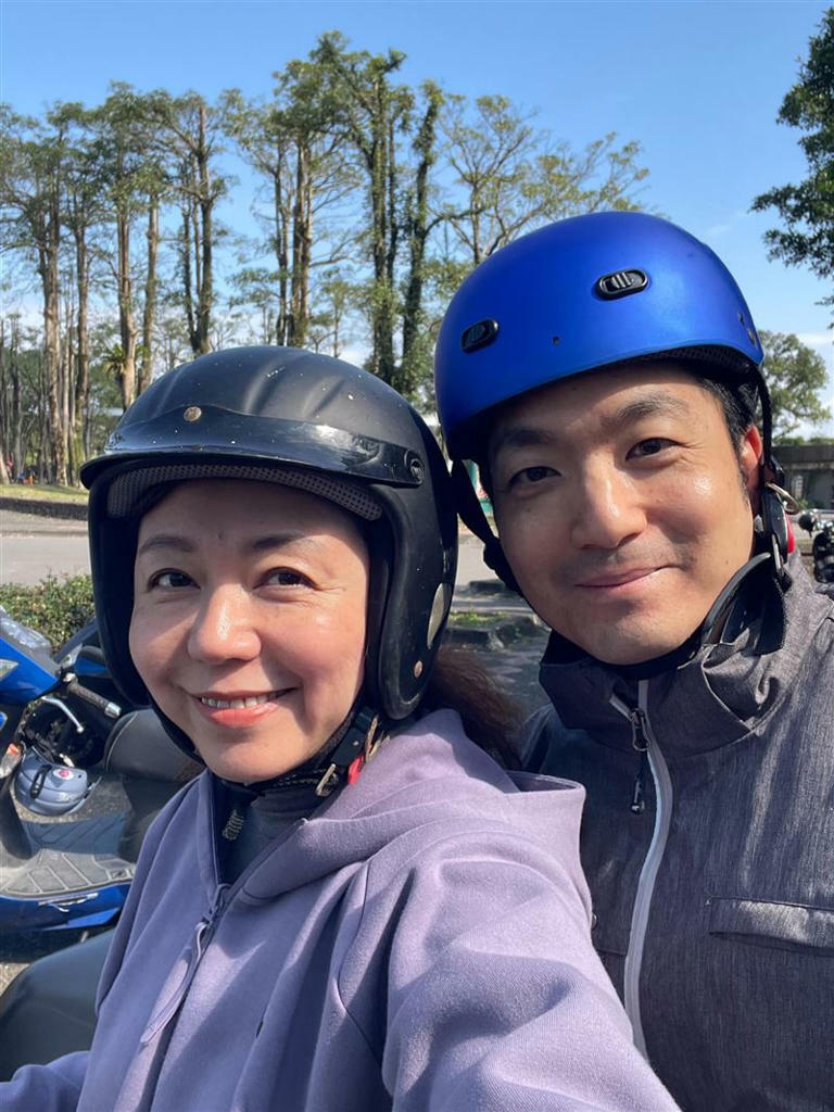 蔣萬安在臉書PO出與妻子石舫亘騎機車戴安全的的照片,並表示「初二跟著老婆回娘家,老婆說蛇麼,蛇麼都好!」 蔣萬安在臉書PO出與妻子石舫亘騎機車戴安全的的照片,並表示「初二跟著老婆回娘家,老婆說蛇麼,蛇麼都好!」