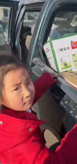 女童哀怨的看著自己的舅舅。(圖/翻攝自微博) 女童哀怨的看著自己的舅舅。(圖/翻攝自微博)