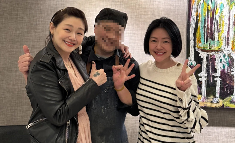 網友曬出在過年前巧遇大小S聚會的合影。(圖/翻攝自小紅書) 網友曬出在過年前巧遇大小S聚會的合影。(圖/翻攝自小紅書)