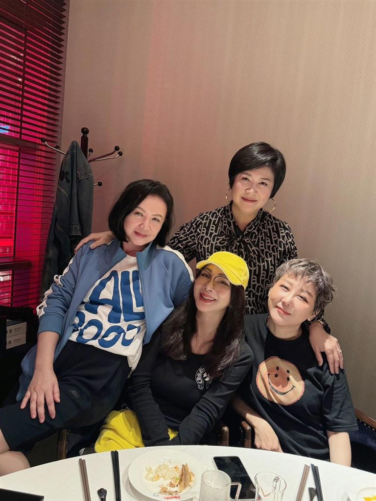 曾華倩來台灣,找陳美鳳、崔佩儀、藍心湄相聚。(圖/翻攝自曾華倩微博) 曾華倩來台灣,找陳美鳳、崔佩儀、藍心湄相聚。(圖/翻攝自曾華倩微博)