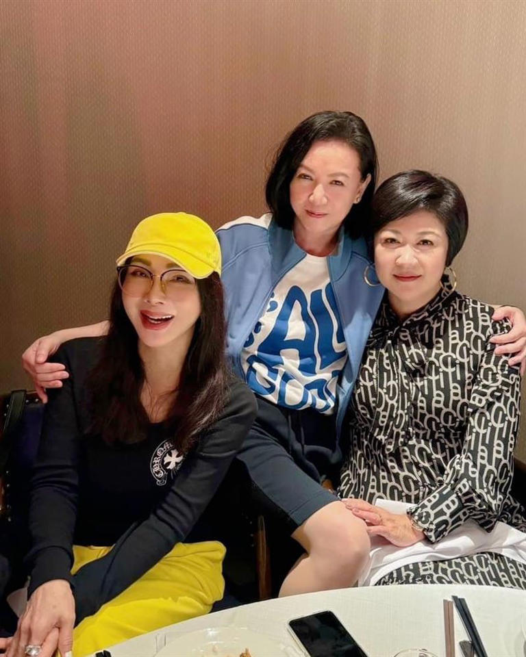 曾華倩與陳美鳳、崔佩儀30年前曾一起演出八點檔《牽手出頭天》。(圖/翻攝自曾華倩微博) 曾華倩與陳美鳳、崔佩儀30年前曾一起演出八點檔《牽手出頭天》。(圖/翻攝自曾華倩微博)
