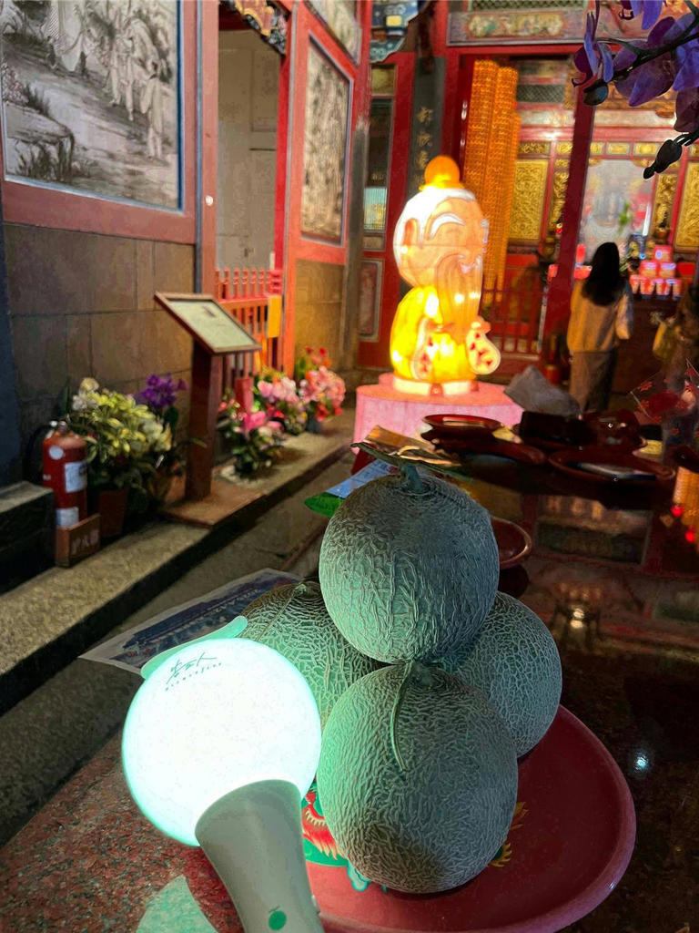 有歌迷帶「哈密瓜」前往月老廟祈願,希望牽起和告五人的紅線,搶票成功。(相信音樂提供) 有歌迷帶「哈密瓜」前往月老廟祈願,希望牽起和告五人的紅線,搶票成功。(相信音樂提供)