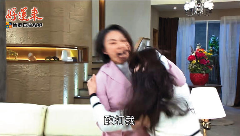 侯怡君暴打小三的戲被說入戲太深。(圖/翻攝自民視) 侯怡君暴打小三的戲被說入戲太深。(圖/翻攝自民視)