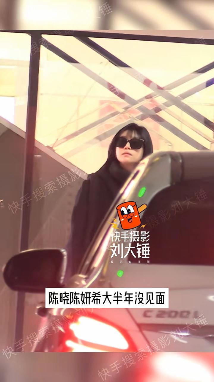 狗仔說,陳妍希與陳曉已經大半年的時間沒有見面。(圖/翻攝自微博) 狗仔說,陳妍希與陳曉已經大半年的時間沒有見面。(圖/翻攝自微博)