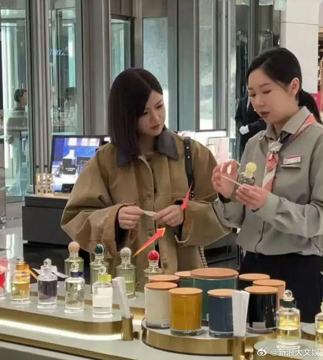 陳妍希(左)不斷一個人逛街。(圖/翻攝自微博) 陳妍希(左)不斷一個人逛街。(圖/翻攝自微博)