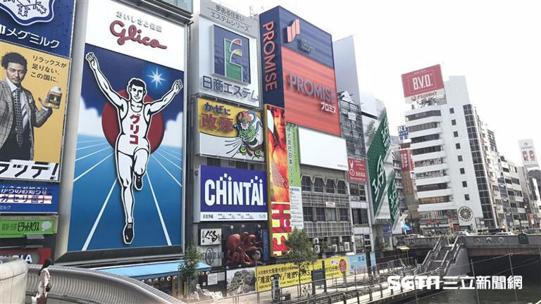 一位台灣網友指出,自己在日本心齋橋(圖)看到台人在結帳時,疑被日本店員制止插隊。(示意圖/資料照) 一位台灣網友指出,自己在日本心齋橋(圖)看到台人在結帳時,疑被日本店員制止插隊。(示意圖/資料照)