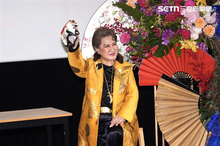 楊麗花身穿黃金紅袍霸氣登場。(圖/記者趙于瑩攝影) 楊麗花身穿黃金紅袍霸氣登場。(圖/記者趙于瑩攝影)