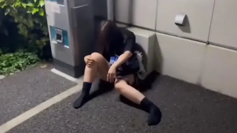 日本女性醉倒後直接睡在路邊。(圖/翻攝自X@masami777777) 日本女性醉倒後直接睡在路邊。(圖/翻攝自X@masami777777)