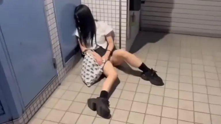 日本女性醉倒後直接睡在路邊。(圖/翻攝自X@masami777777) 日本女性醉倒後直接睡在路邊。(圖/翻攝自X@masami777777)