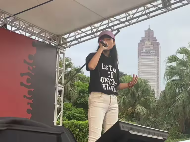 ▲楊舒雅現身凱道表演,並批藍白不讓年輕人發聲。(圖/記者陳威叡攝,2025.04.19) ▲楊舒雅現身凱道表演,並批藍白不讓年輕人發聲。(圖/記者陳威叡攝,2025.04.19)