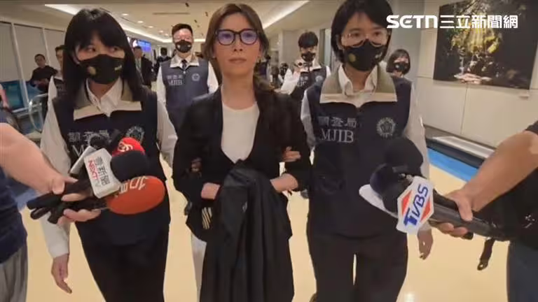 「貴婦奈奈」身穿一席白洋裝、外搭西裝外套、黑框眼鏡,面對媒體詢問不發一語。(圖/翻攝畫面) 「貴婦奈奈」身穿一席白洋裝、外搭西裝外套、黑框眼鏡,面對媒體詢問不發一語。(圖/翻攝畫面)