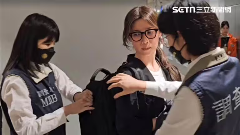 台北市調查局人員今天清晨已派10多人到機場接押。(圖/翻攝畫面)。(圖/翻攝畫面) 台北市調查局人員今天清晨已派10多人到機場接押。(圖/翻攝畫面)。(圖/翻攝畫面)
