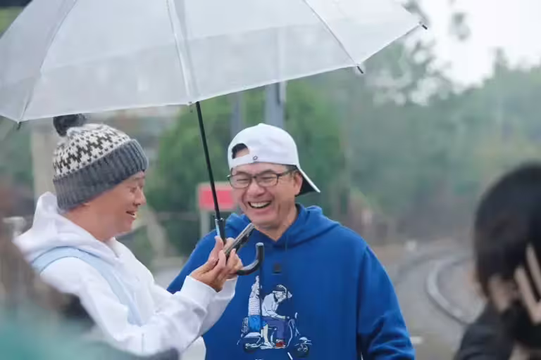 ▲藝人邰智源(右)主持的旅遊節目《來去恁兜洗魂舒》最新一集邀來洪都拉斯(左)當嘉賓,節目中兩人談起從《全民大悶鍋》節目結束10年間,都未曾再次同台,洪都拉斯也感性表示:「時光飛逝」。(圖/公視台語台) ▲藝人邰智源(右)主持的旅遊節目《來去恁兜洗魂舒》最新一集邀來洪都拉斯(左)當嘉賓,節目中兩人談起從《全民大悶鍋》節目結束10年間,都未曾再次同台,洪都拉斯也感性表示:「時光飛逝」。(圖/公視台語台)